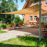 Sonneschutz für die Gastronomie - Beiges Sonnensegel über Terrasse Landcafe