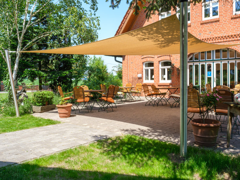 Sonneschutz für die Gastronomie - Beiges Sonnensegel über Terrasse Landcafe