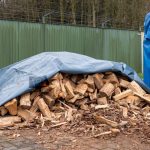 Brennholz abdecken mit Plane – abgedeckter Holzstapel