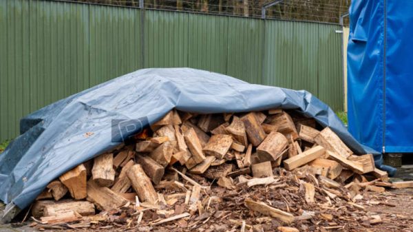Brennholz abdecken mit Plane – abgedeckter Holzstapel