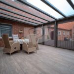 Terrasse wetterfest gestalten – graue Terrassenverkleidung matt Detailansicht Türe geschlossen